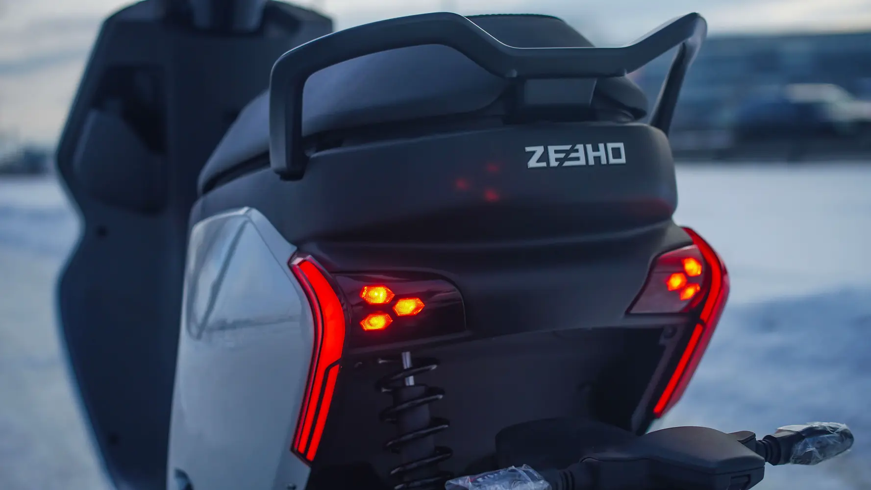 E太郎 ᐉ Электроскутер ZEEHO AE6+ (черный) ➡ купить в Украине